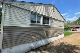 146 Roderick Dr, Saint Louis, MO 63137 - Photo 2