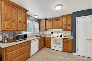 10720 Forest Path Dr, Sunset Hills, MO 63128 - Photo 14
