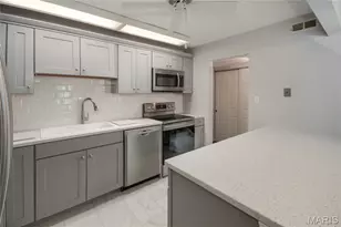 942 Guelbreth Lane, Creve Coeur, MO 63141 - Photo 4