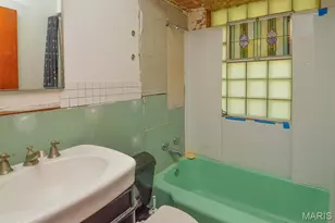 247 Royce Dr, Ferguson, MO 63135 - Photo 10