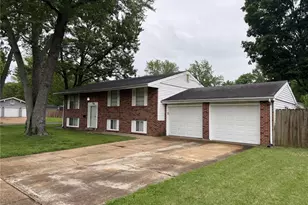 1460 Fox Run Dr, Florissant, MO 63033 - Photo 2
