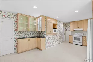 1667 Schulte Hill Dr, Maryland Heights, MO 63043 - Photo 14