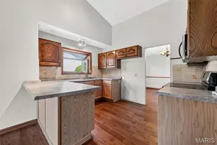 12226 Autumn Dale Ct, Maryland Heights, MO 63043 - Photo 8