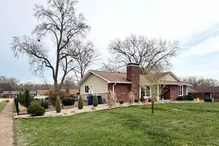 23 Sweetwood Ct, Ballwin, MO 63011 - Photo 2