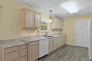 10276 Highbury Ln, Saint Louis, MO 63123 - Photo 12