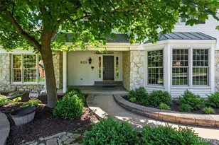 825 Greenwich Green Ln, Town and Country, MO 63017 - Photo 2