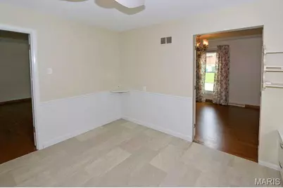 111 Green Acres Road, Bellefontaine Neighbors, MO 63137 - Photo 10
