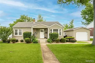 581 Meadowridge Dr, Kirkwood, MO 63122 - Photo 2