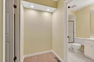 925 Winterwood Ln, Ladue, MO 63124 - Photo 48