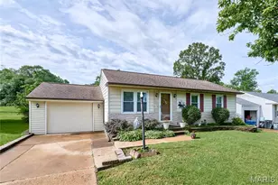 10808 Three Ct Dr, Saint Louis, MO 63123 - Photo 1
