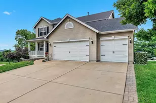 350 Hunters Heights Dr, Eureka, MO 63025 - Photo 2