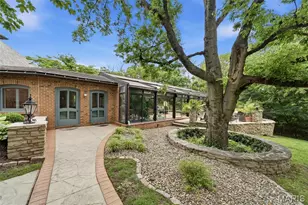 10700 Starhill Dr, Saint Louis, MO 63128 - Photo 46