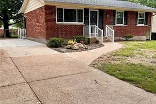 7374 Tannoia Dr, Hazelwood, MO 63042 - Photo 2