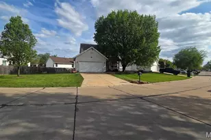 819 Estes Park Dr, Saint Peters, MO 63376 - Photo 2