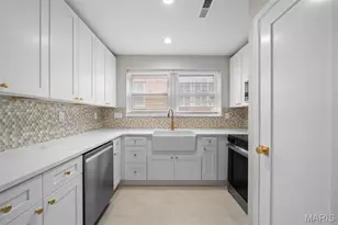 7542 York Dr, Saint Louis, MO 63105 - Photo 2
