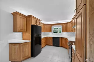 2463 Village Glen Ct, Maryland Heights, MO 63043 - Photo 8