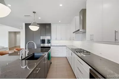 8250 Forsyth Boulevard #302, Clayton, MO 63105 - Photo 10