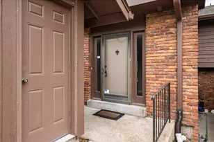 2008 Meadowtree Ln, Kirkwood, MO 63122 - Photo 2