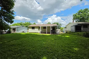 2379 Wesglen Estates Dr, Maryland Heights, MO 63043 - Photo 4