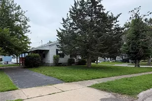 10711 St Henry Ln, Saint Ann, MO 63074 - Photo 2