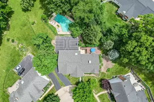201 W Manor Dr Dr, Chesterfield, MO 63017 - Photo 2