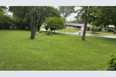 660 Herbst Drive, Florissant, MO 63031 - Photo 2