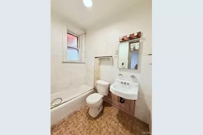 4176 Newport Court, Saint Louis, MO 63116 - Photo 8