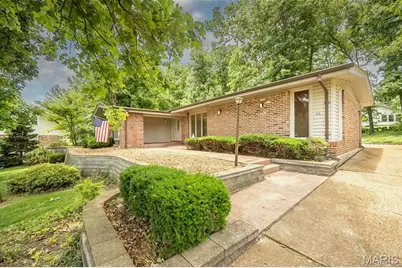 425 Kenilworth Lane, Ballwin, MO 63011 - Photo 1