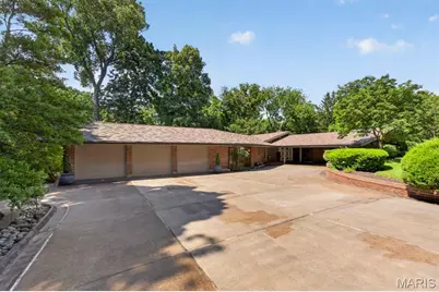 4 Arrowhead Estates Lane, Chesterfield, MO 63017 - Photo 2