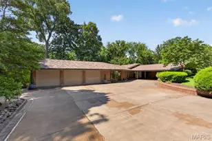 4 Arrowhead Estates Ln, Chesterfield, MO 63017 - Photo 2