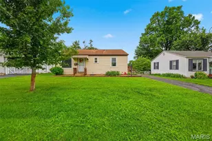 2702 Chatham Dr, Maryland Heights, MO 63043 - Photo 2