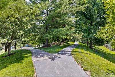 16816 Chesterfield Bluffs Circle, Chesterfield, MO 63005 - Photo 46