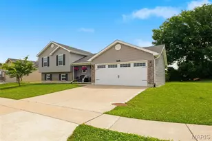 428 Honeysuckle Creek Dr, Wentzville, MO 63385 - Photo 2