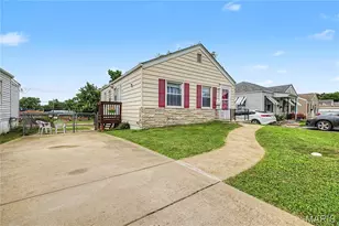 10725 St Lawrence Ln, Saint Ann, MO 63074 - Photo 2