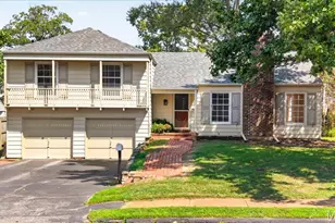621 Windrush Dr, Kirkwood, MO 63122 - Photo 2