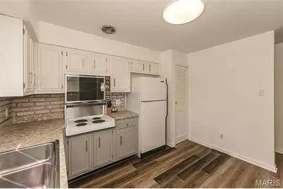 4327 Chateau De Ville Drive, Saint Louis, MO 63129 - Photo 8