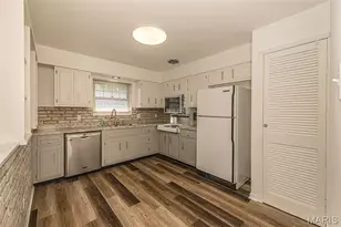 4327 Chateau De Ville Dr, Saint Louis, MO 63129 - Photo 6