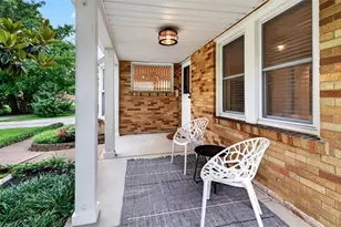 423 Maelln Dr, Webster Groves, MO 63119 - Photo 2