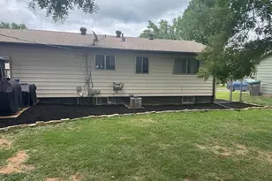 209 Meadowbrook Dr, Farmington, MO 63640 - Photo 2