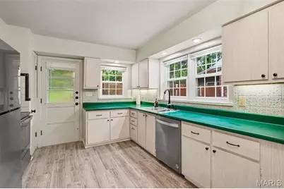 90 Greendale Drive, Saint Louis, MO 63121 - Photo 6