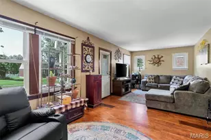 9007 Osage Ln, Saint Louis, MO 63114 - Photo 6