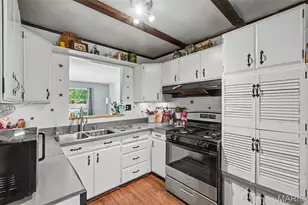 160 Humes Ln, Florissant, MO 63031 - Photo 8