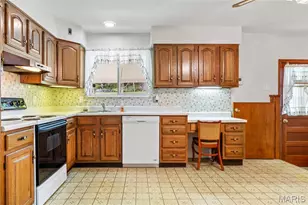 6138 Emerald Ave, Ferguson, MO 63135 - Photo 8