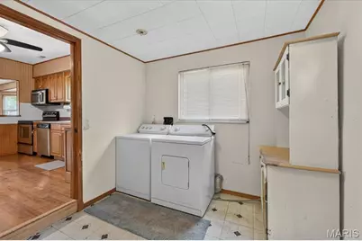 110 Edgeworth Avenue, Maryland Heights, MO 63043 - Photo 10