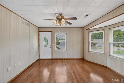 110 Edgeworth Avenue, Maryland Heights, MO 63043 - Photo 2
