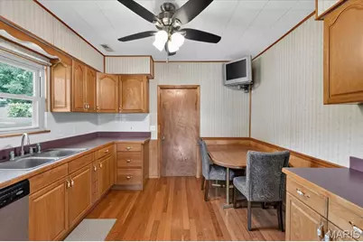110 Edgeworth Avenue, Maryland Heights, MO 63043 - Photo 6