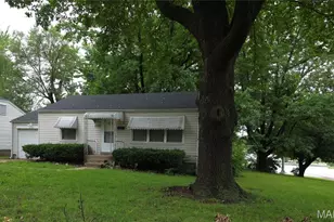 10089 Dwight Dr, Bellefontaine Neighbors, MO 63137 - Photo 2