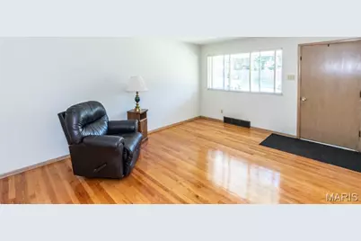 6319 Mackenzie Court, Saint Louis, MO 63123 - Photo 2