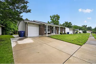 3027 Luxury Drive, Florissant, MO 63031 - Photo 4