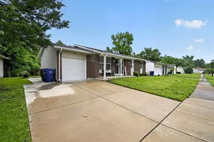 3027 Luxury Dr, Florissant, MO 63031 - Photo 4